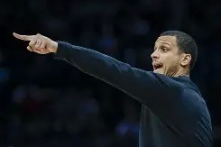 包含清晨突围战来临，瓦伦西亚围绕NBA季后赛防线松动，悬念犹存，团队化学反应显著的词条